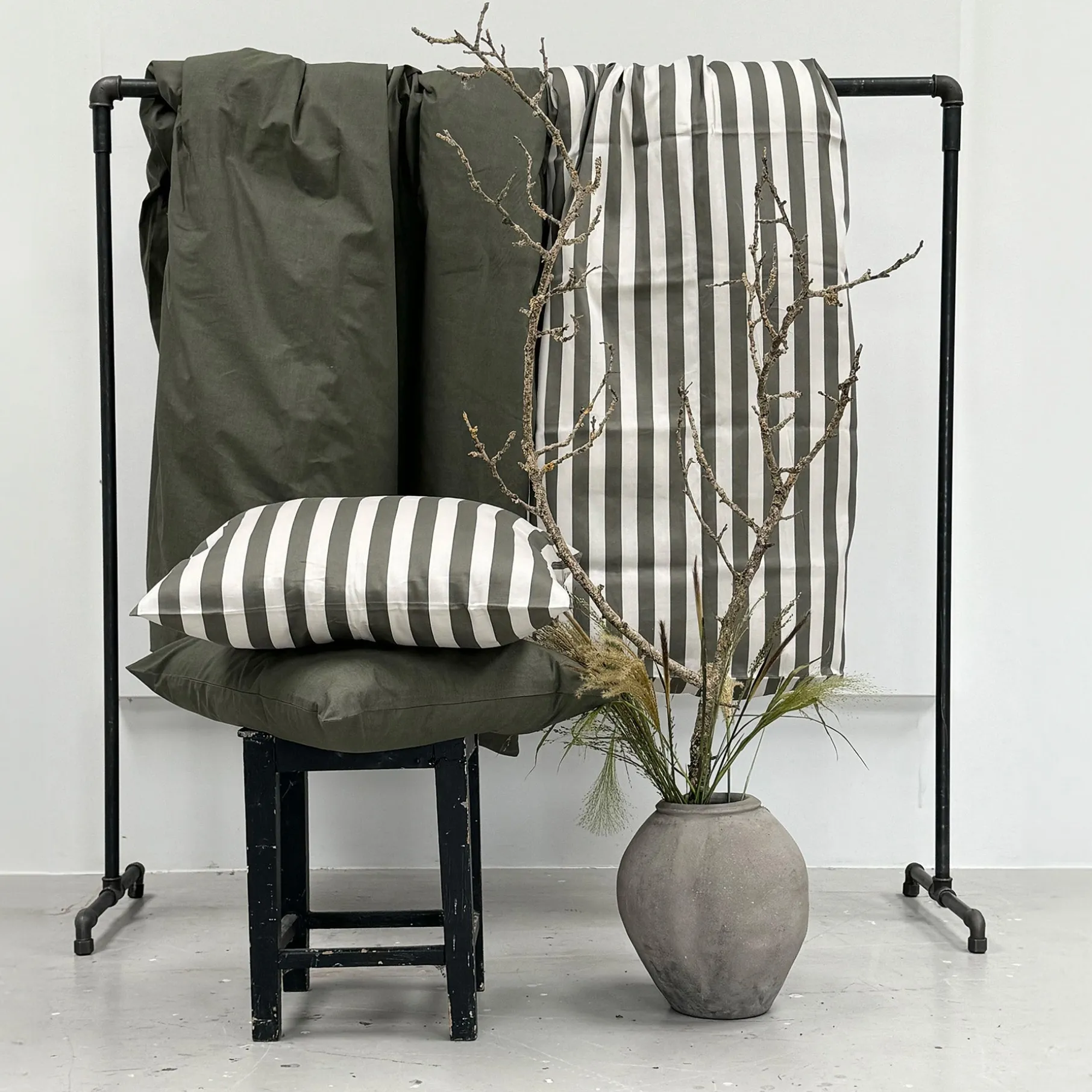 Blok strib sengetøj 140x220 cm oliven/sand