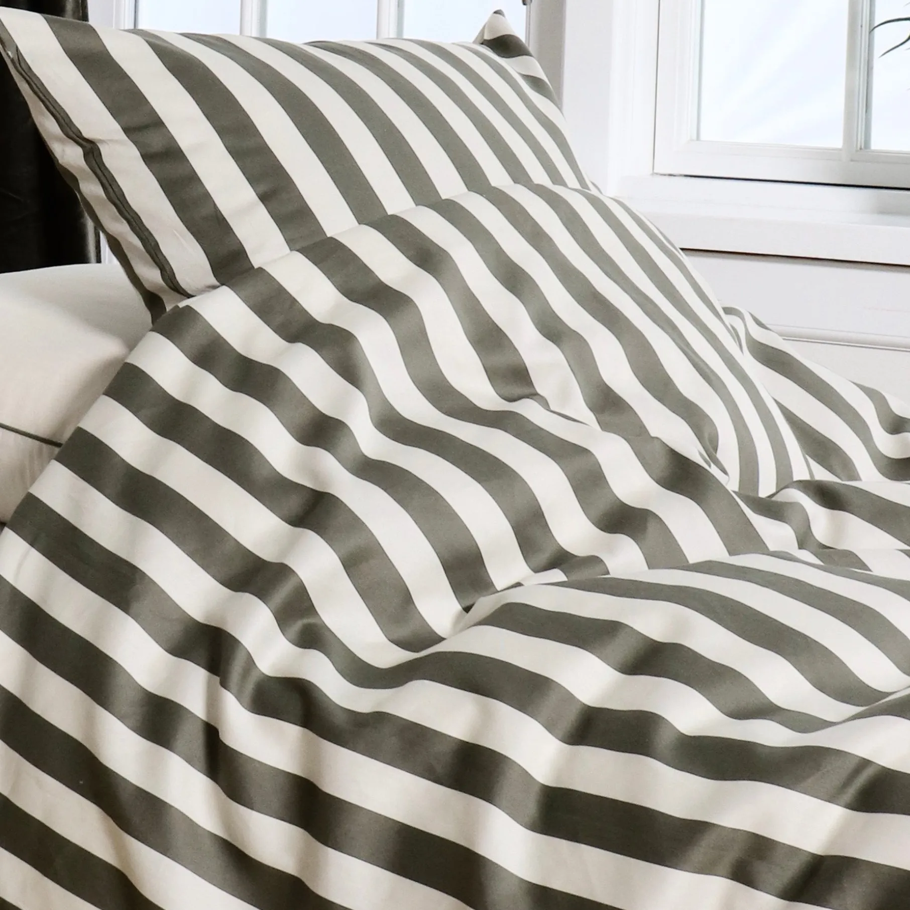 Blok strib sengetøj 140x200 cm oliven/sand