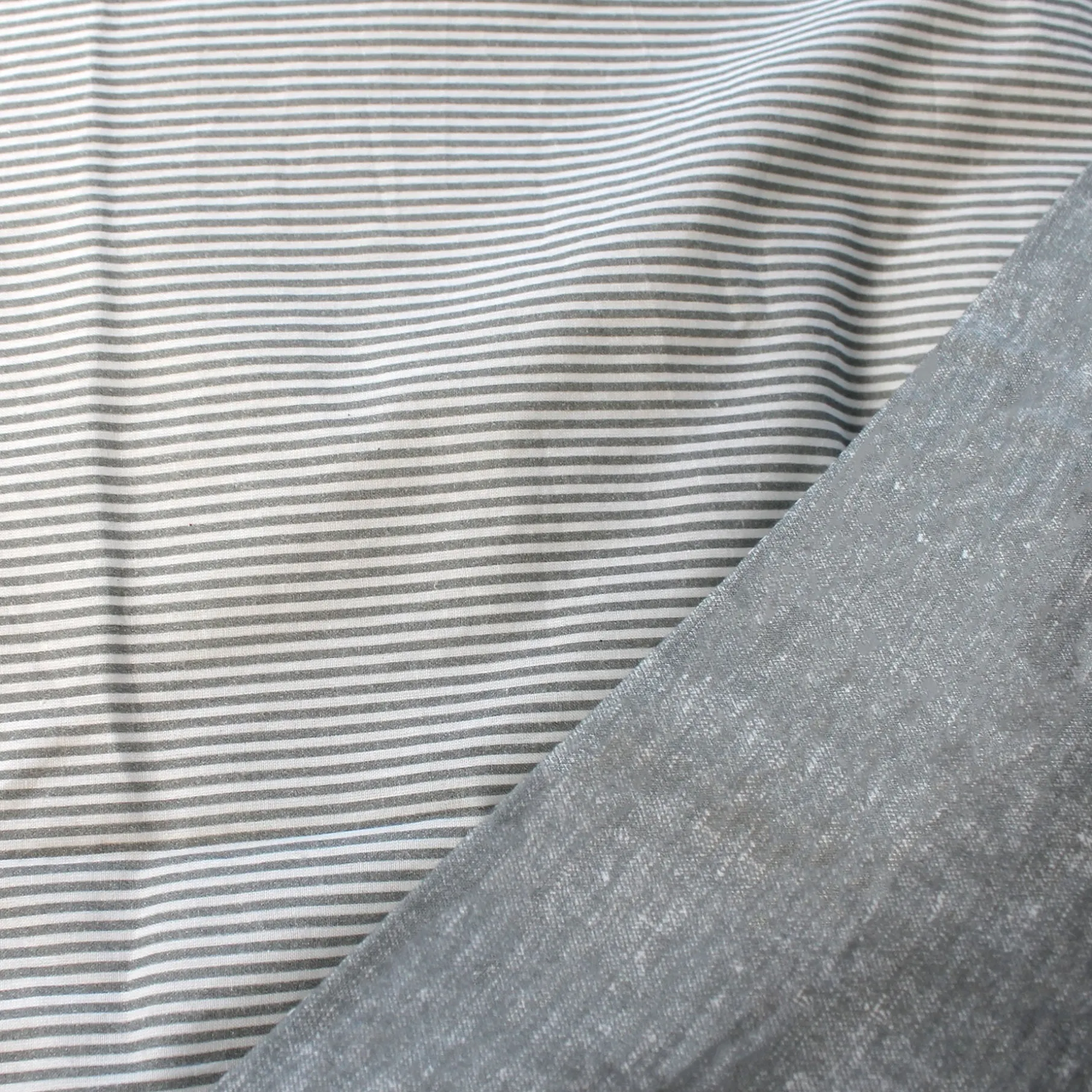 Mini strib sengetøj 140x200 cm lys grå