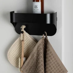 Neat opbevaringshylde m. knage