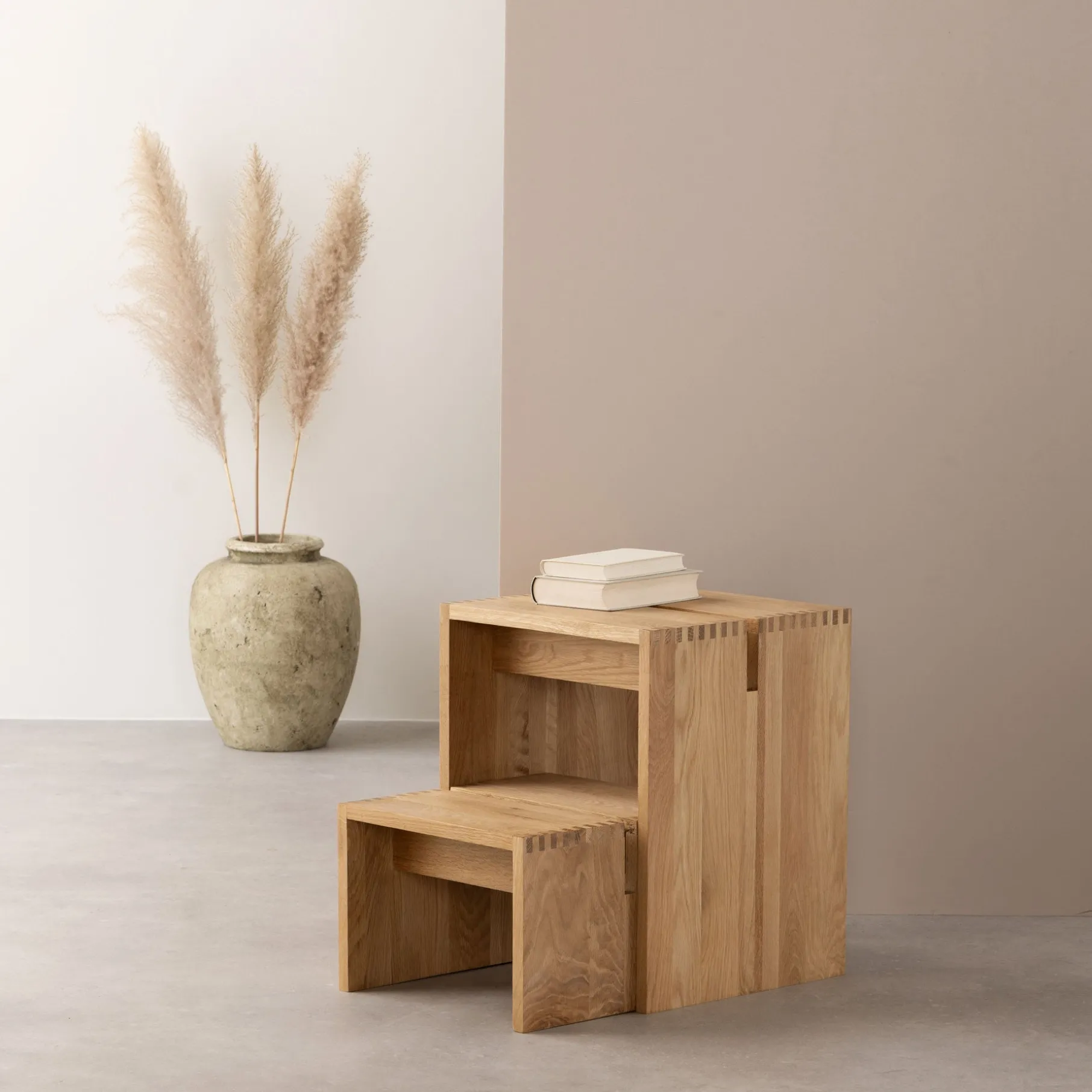 Rei sidebord/trappestige