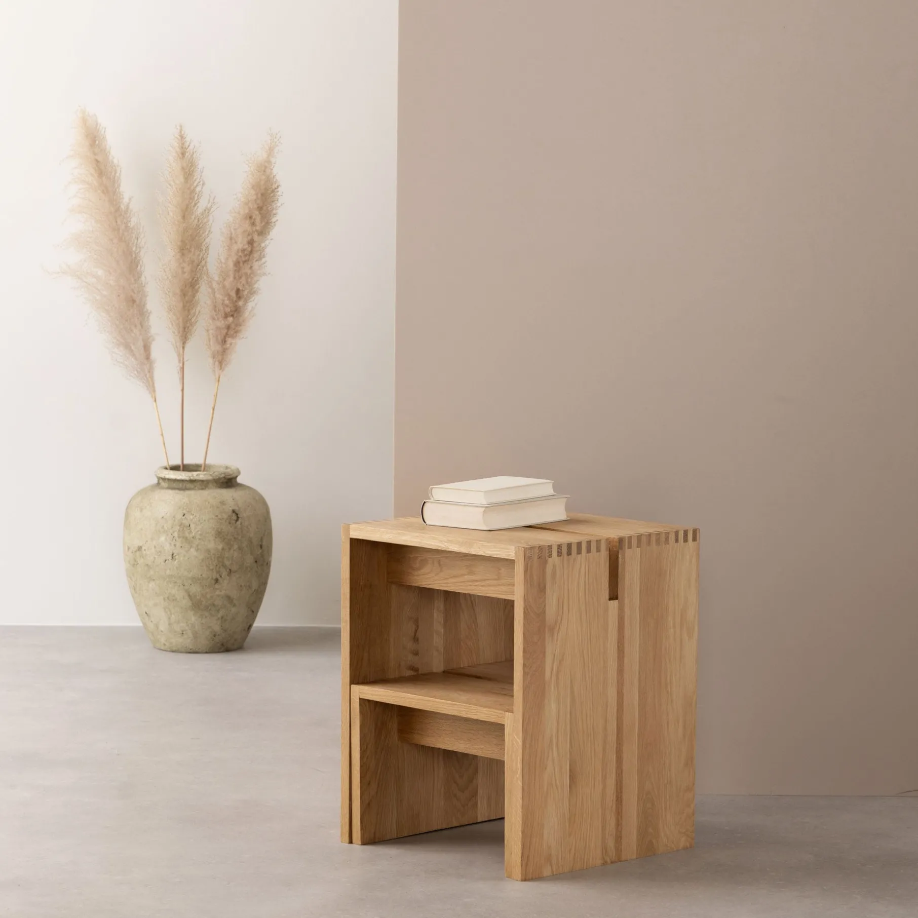 Rei sidebord/trappestige