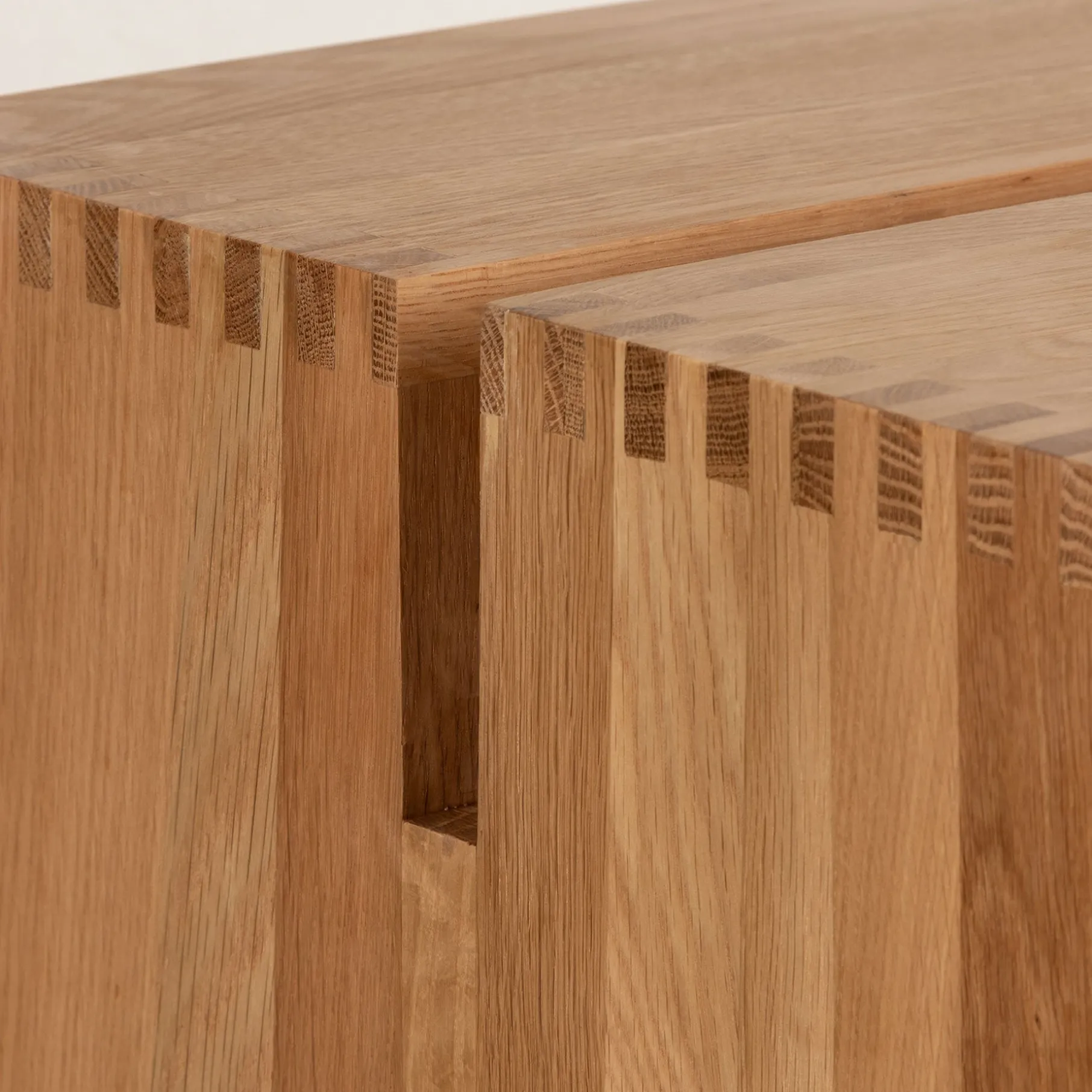 Rei sidebord/trappestige