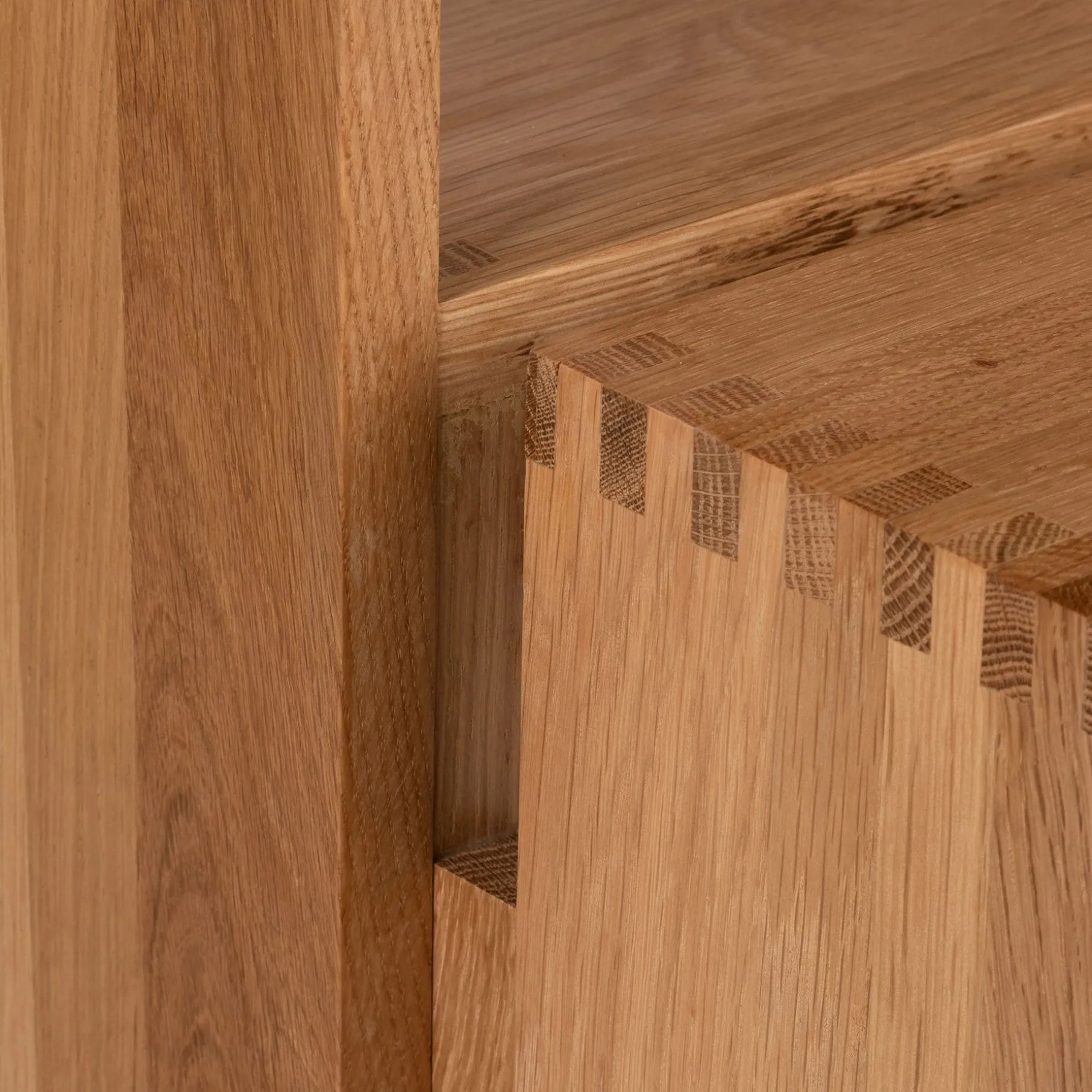 Rei sidebord/trappestige