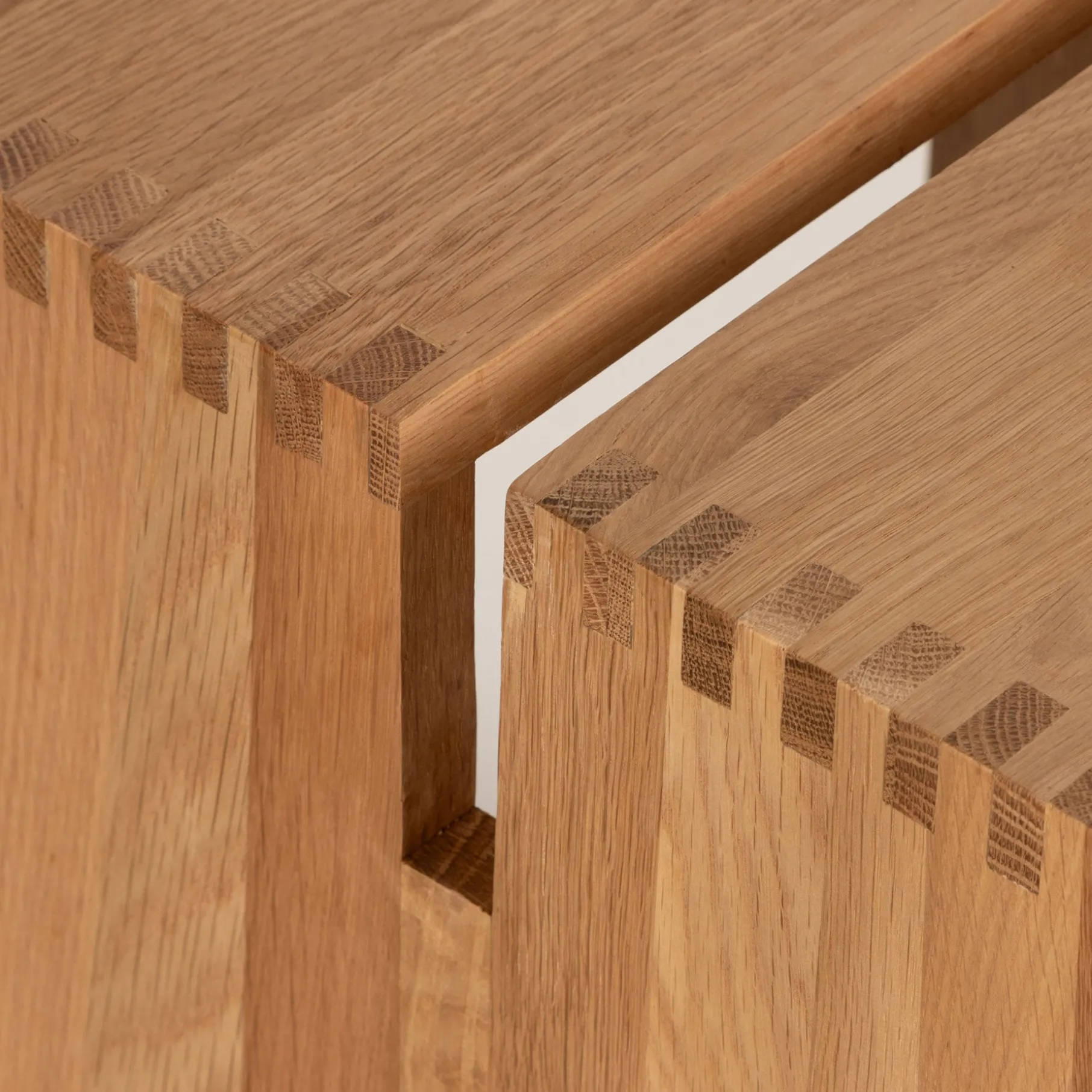 Rei sidebord/trappestige