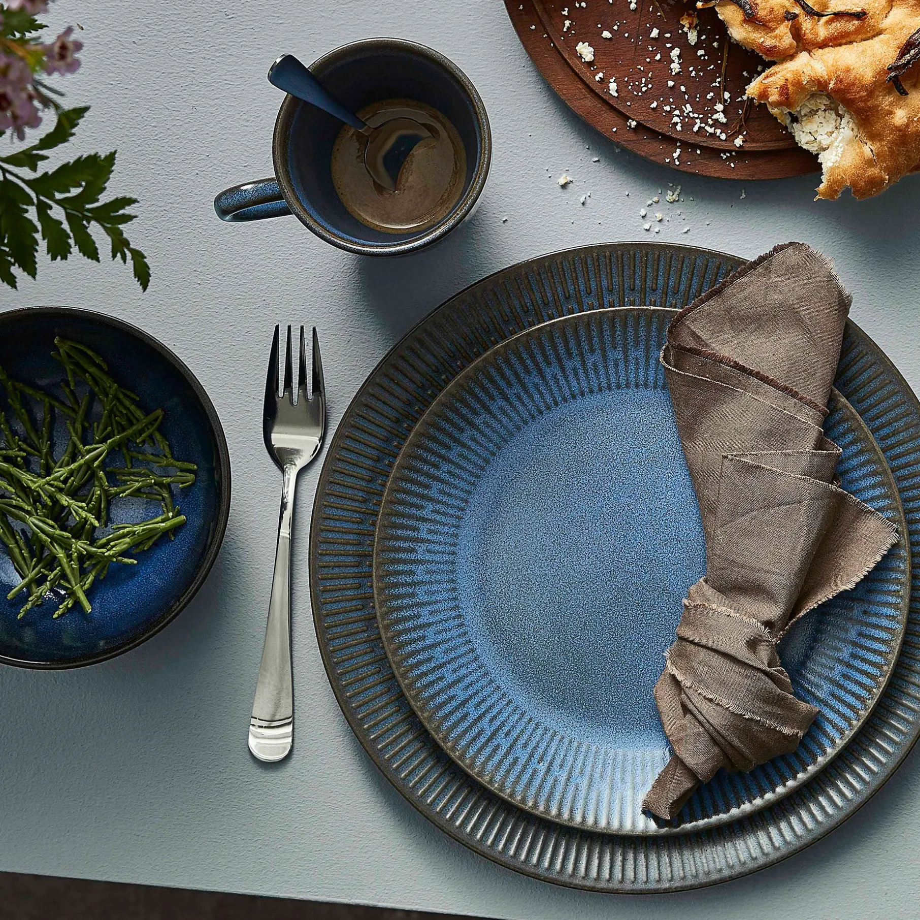 Relief frokosttallerken Ø22 cm stentøj blå