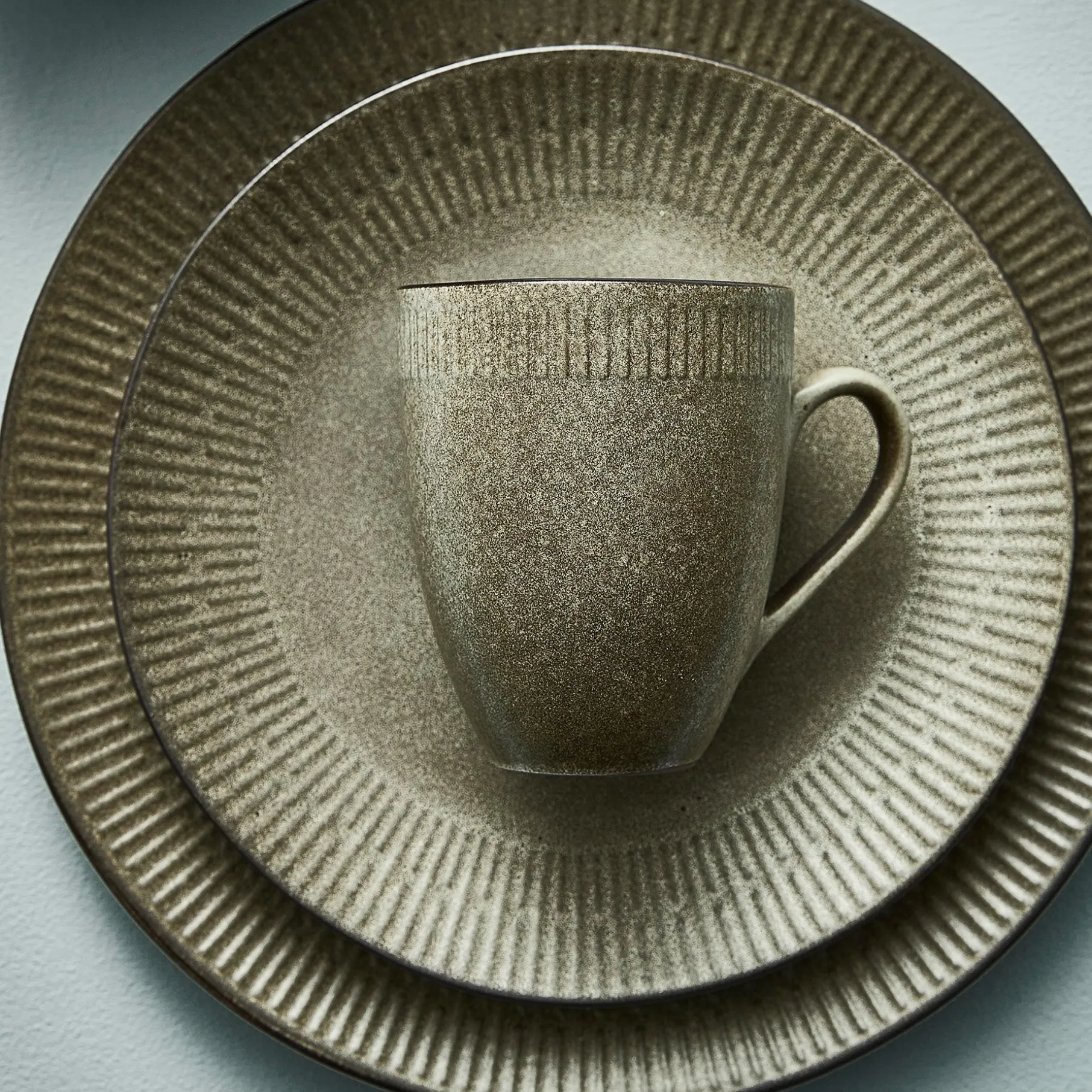 Relief krus 30 cl stentøj grå