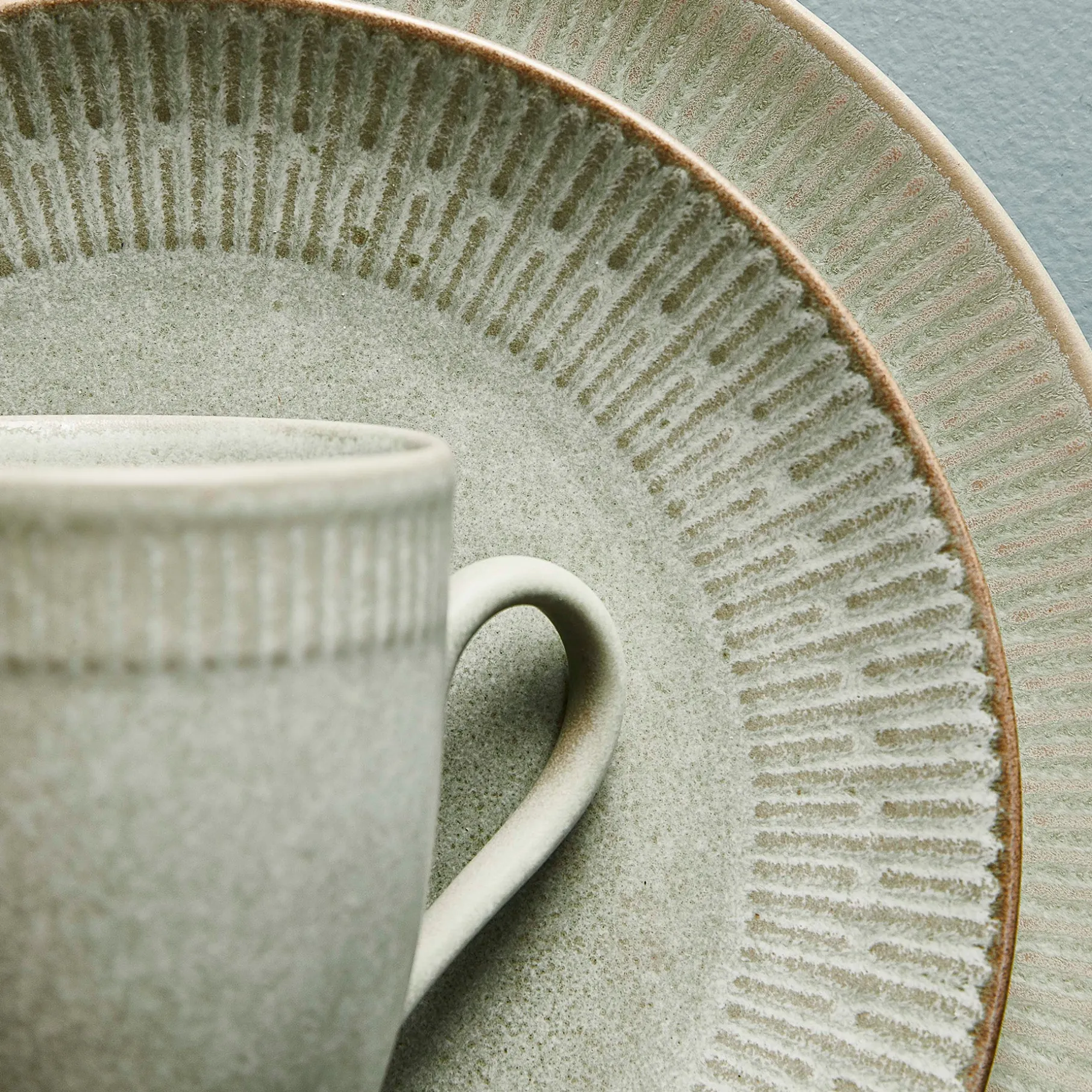 Relief middagstallerken Ø27 cm stentøj grøn