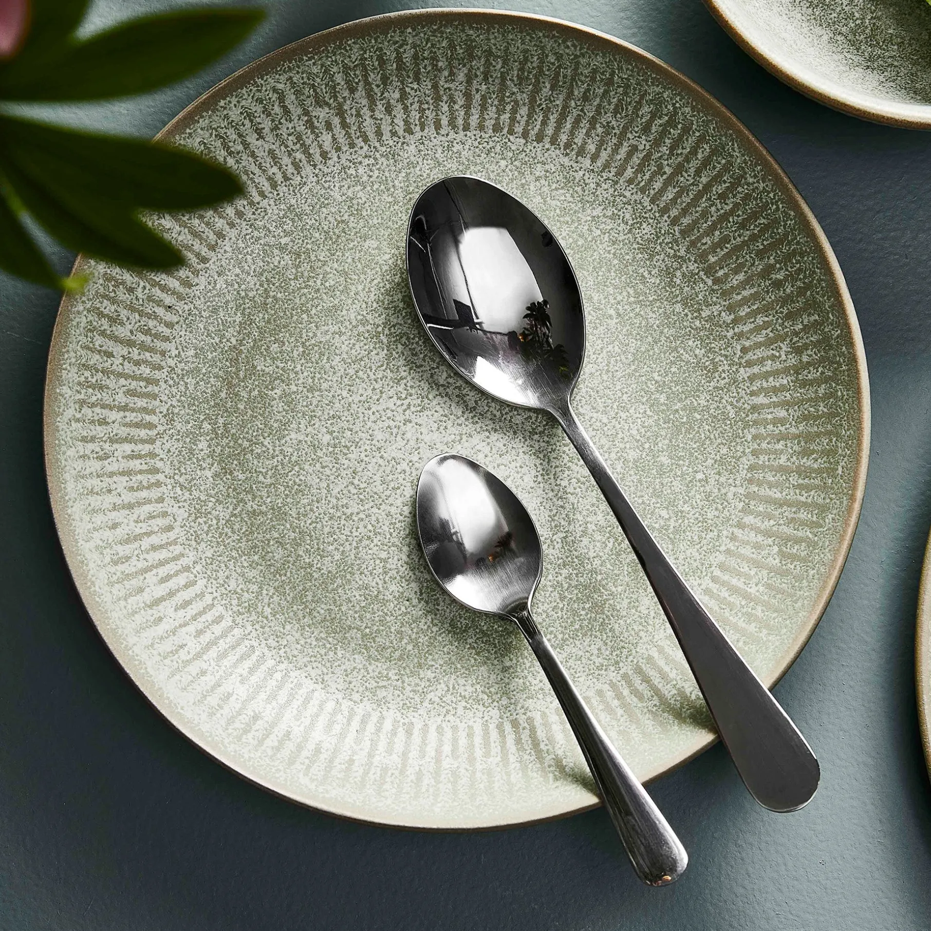 Relief suppetallerken Ø22 cm stentøj grøn