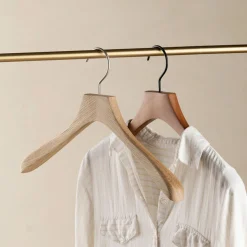 Træbøjle i valnødfarve