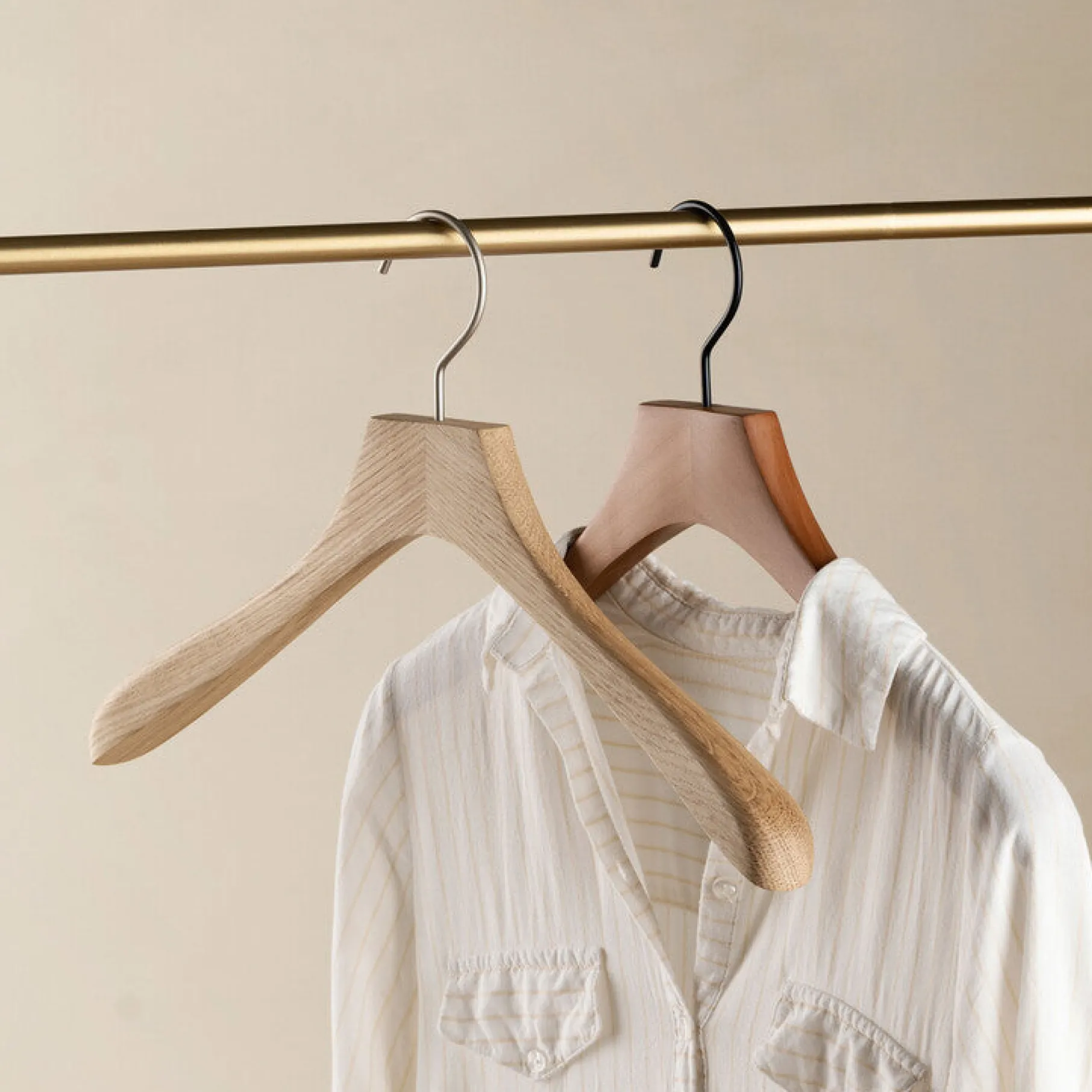 Træbøjle i valnødfarve