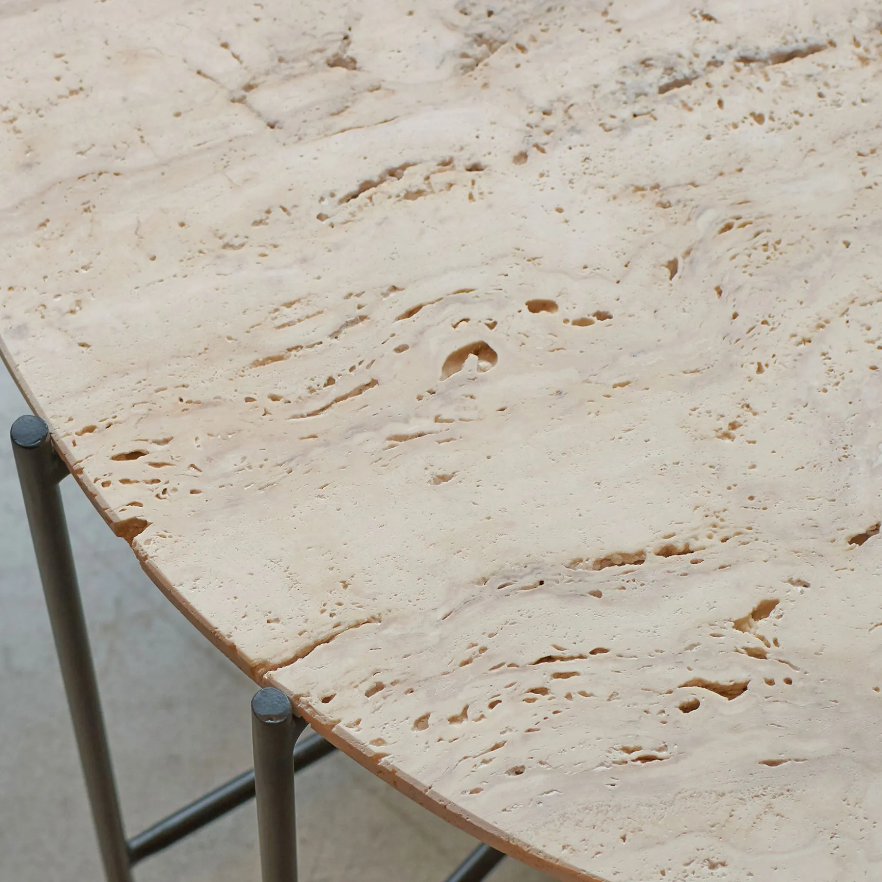 Viola IIII sofabord i travertine Ø80 cm