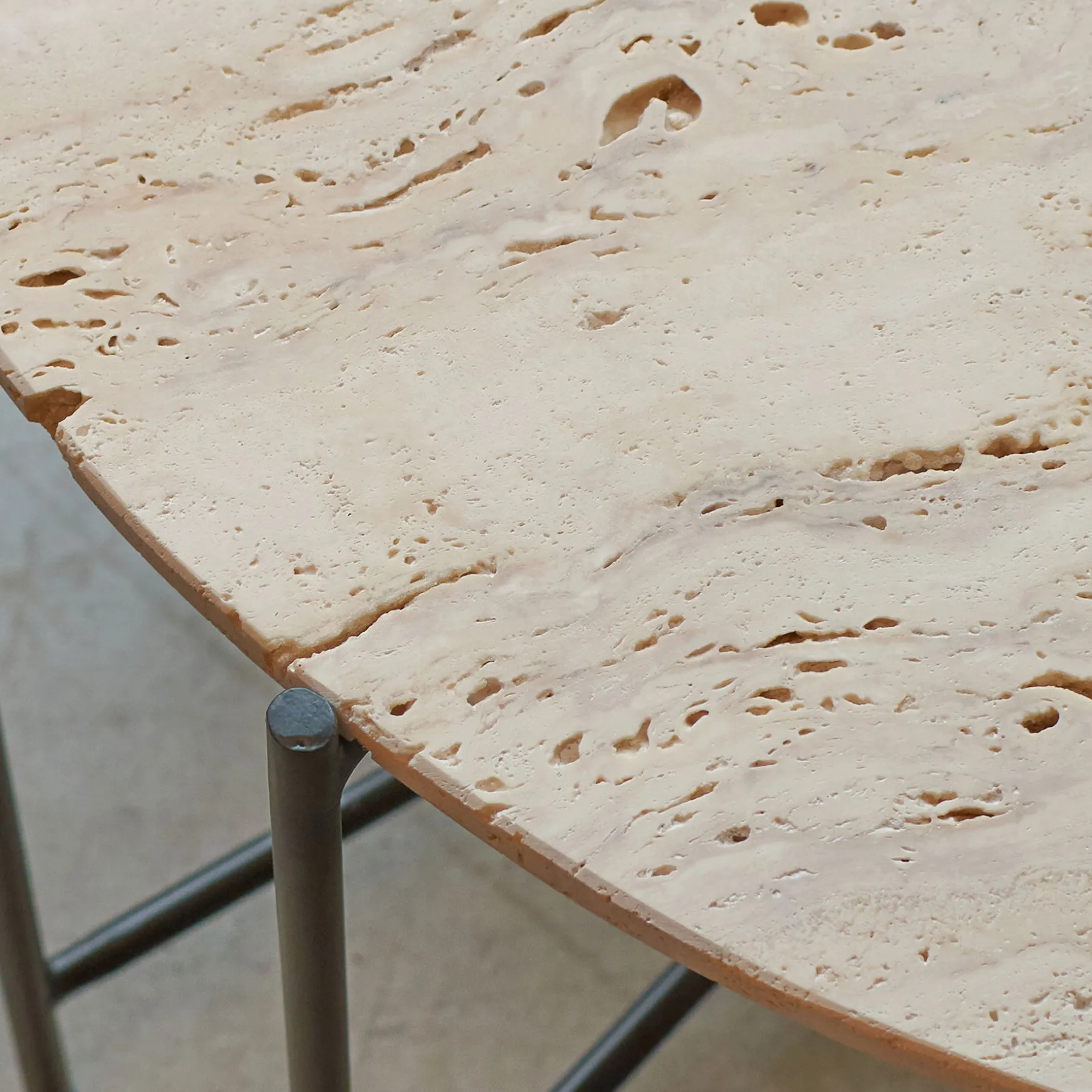 Viola IIII sofabord i travertine Ø45 cm