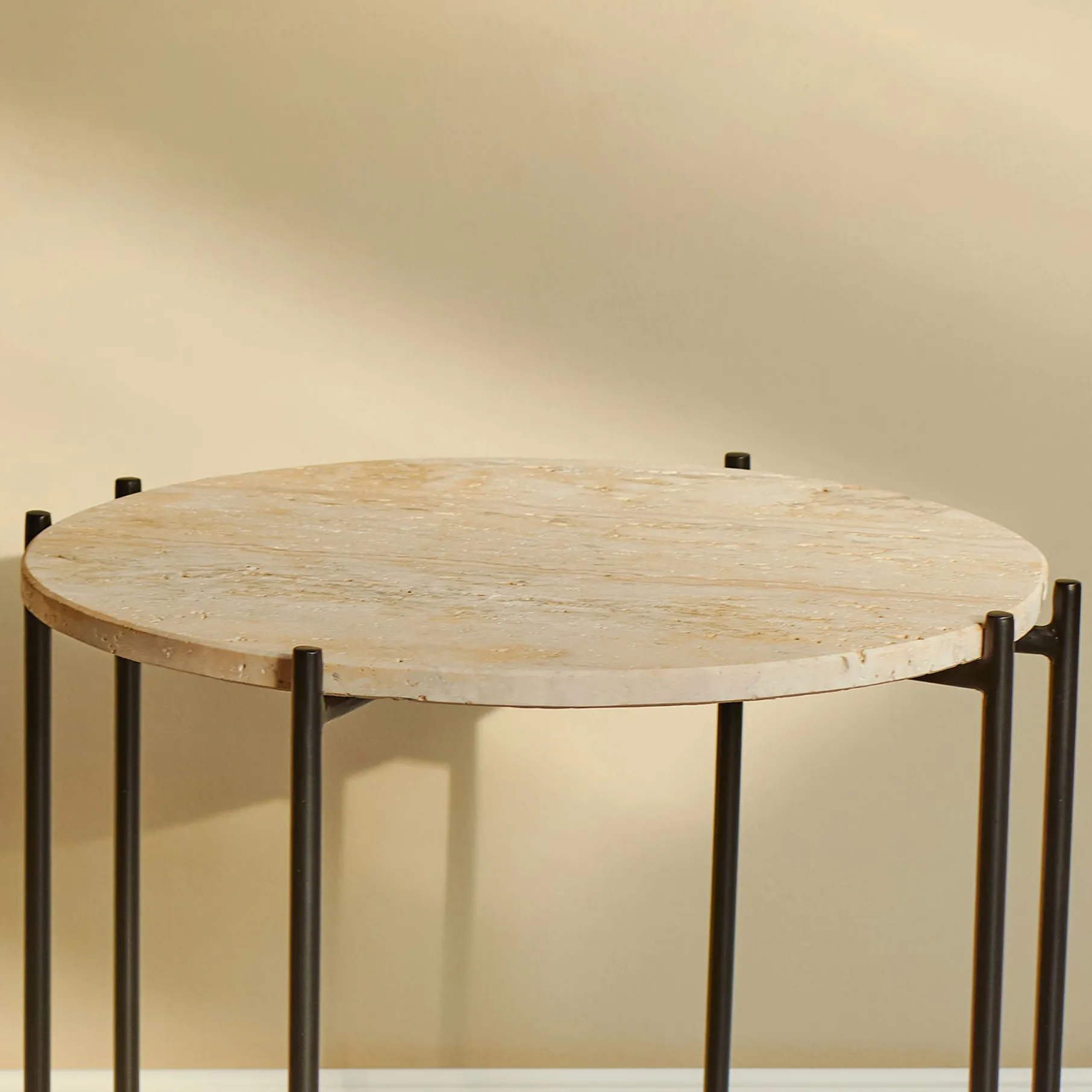 Viola IIII sofabord i travertine Ø45 cm