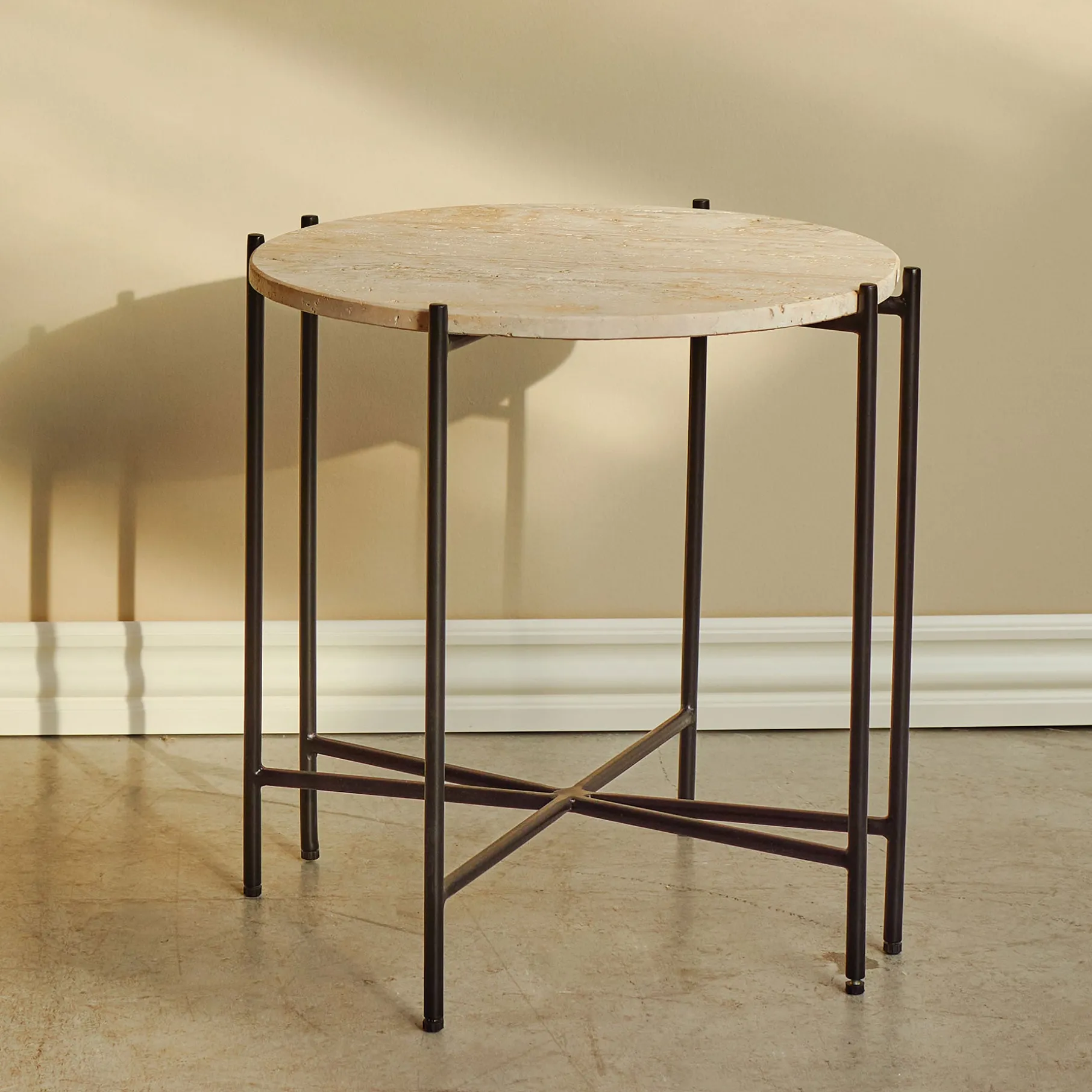 Viola IIII sofabord i travertine Ø45 cm