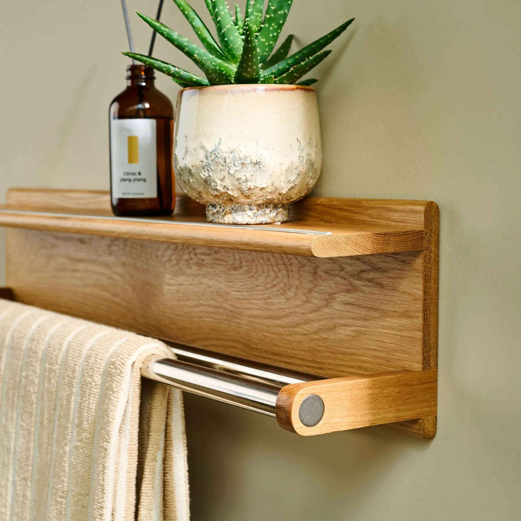 Wood II håndklædeholder i FSC certificeret egetræ, L75 cm