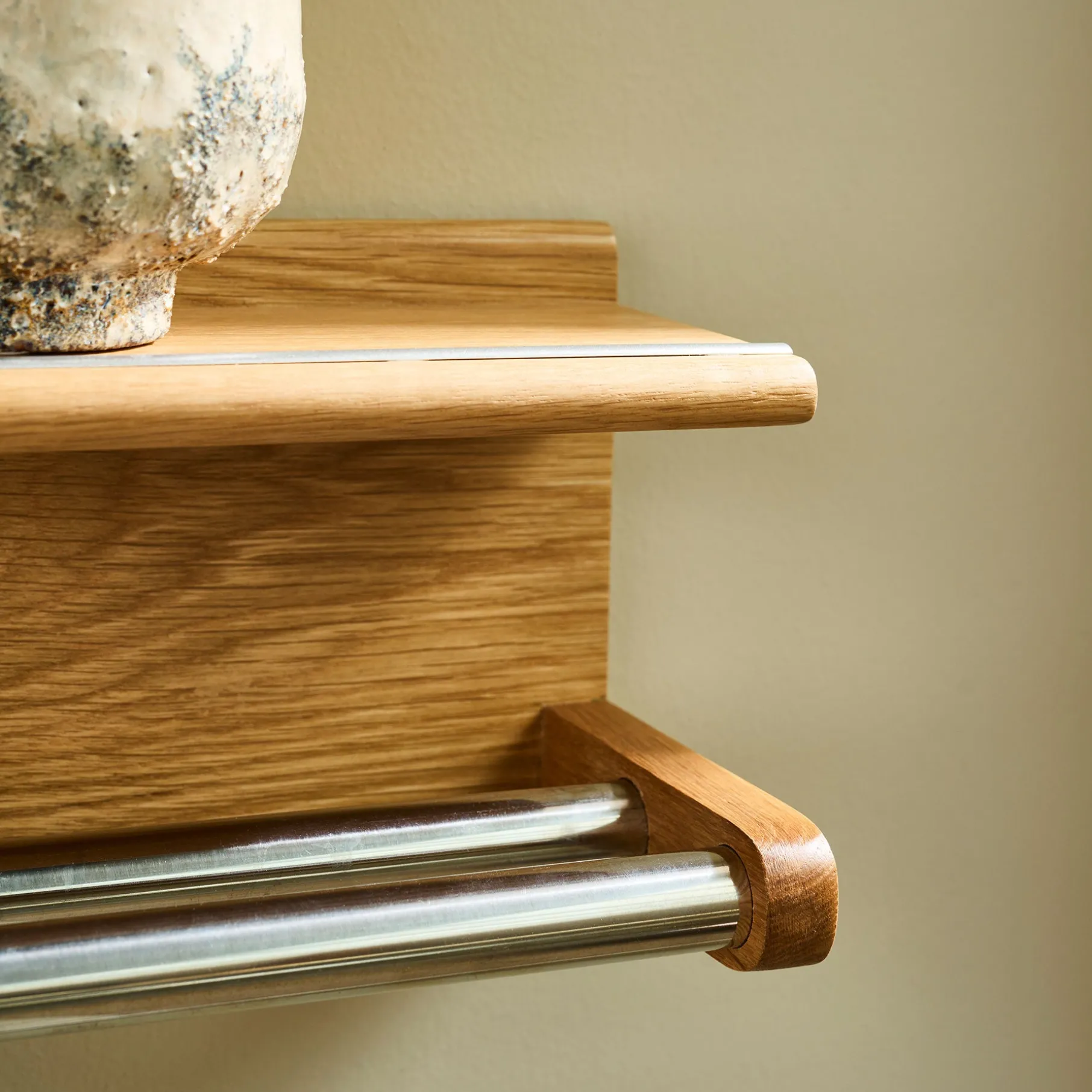 Wood II håndklædeholder i FSC certificeret egetræ, L75 cm